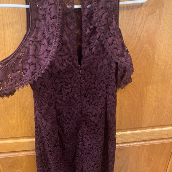 WHBM Cold-Shoulder Lace Sheath Dress Size 2,Plum color Like New! - Picture 6 of 6